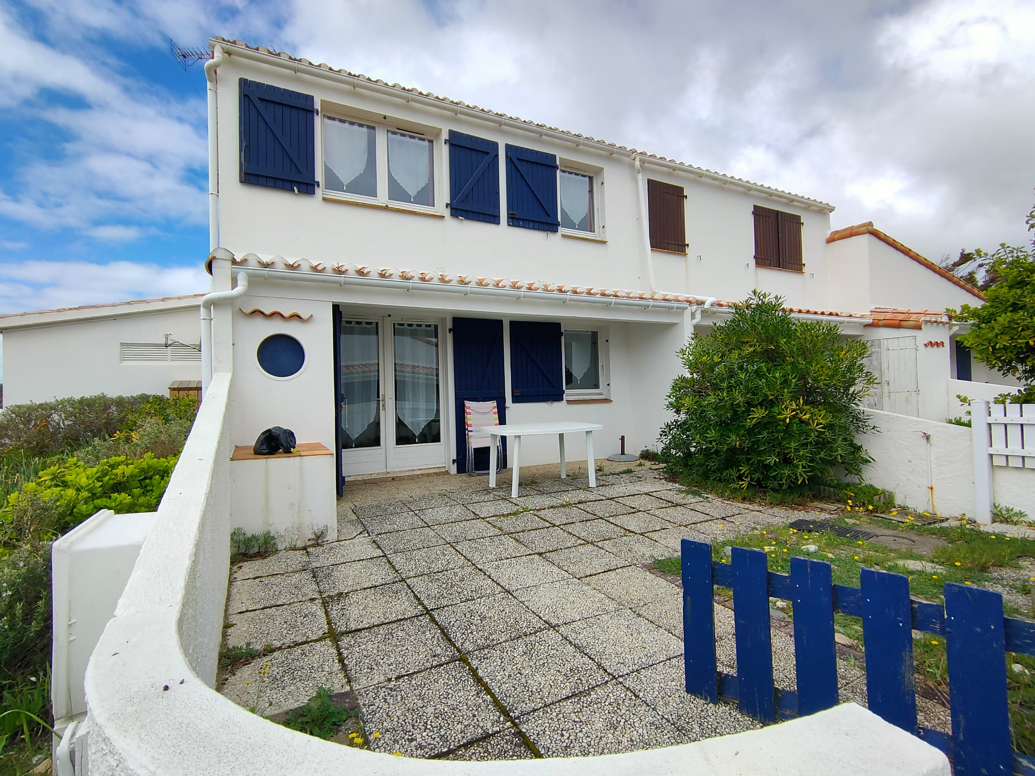 À VENDRE   Charmante maison en copropriété à 50 mètres de la